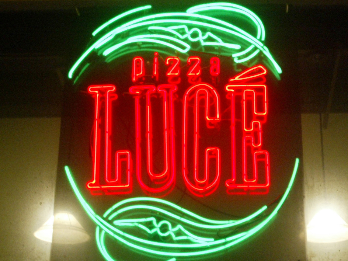 Pizza Luce sign